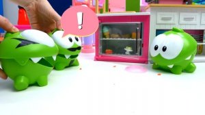 Ам Ням испек торт для малышей! Игрушки для малышей и видео для детей