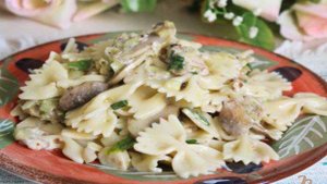 Фарфалле с шампиньонами