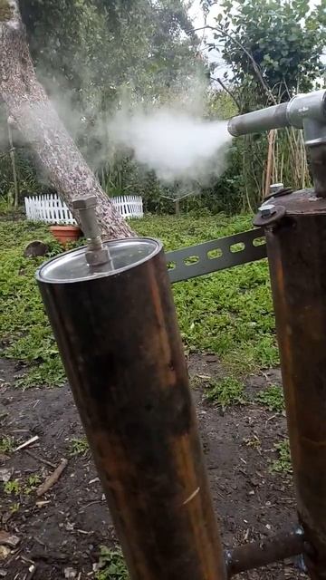 Простой самодельный  дымогенератор для коптильни с фильтром отстойником для сбора дегтя.