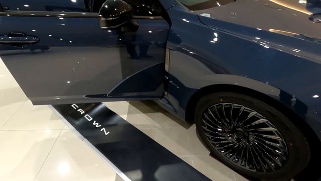 TOYOTA　CROWN Z 2.5L　HYBRID　2WD(FR) マッシブグレー エクステリア　スペック