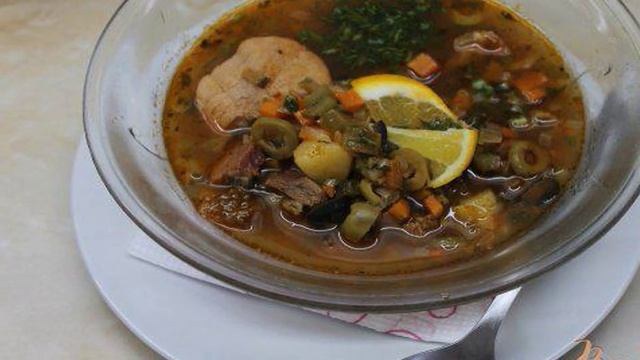 Солянка с копченой грудкой утки