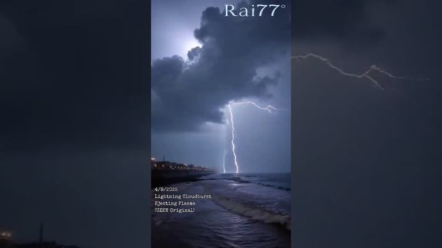Разряды плазмы над морем снял очевидец погодного явления