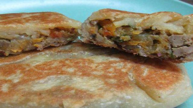 Пирожки с овощной начинкой и куриной печенью