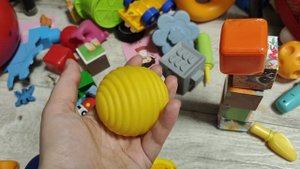 играем в тактильные мячики для малышей