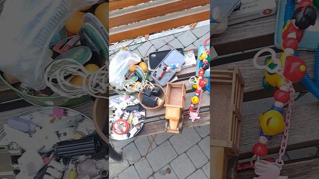 смотри какая барахолка на скамейке, есть нитки и всё остальное)))) смотреть онлайн