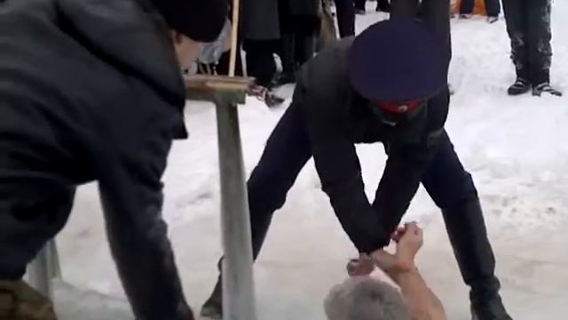 19.01.2013 дед купается