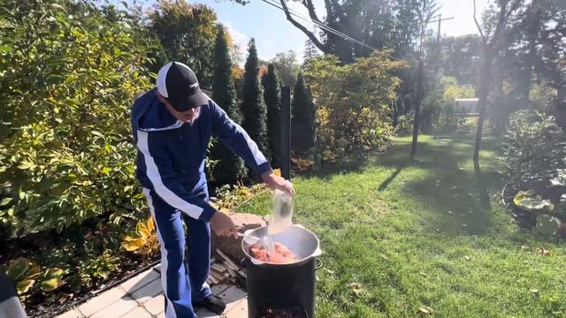 Очень Вкусная Жаренная Картошка с Мясом, Луком и Морковью в Казане на Печи, Сделанной Своими Руками смотреть онлайн