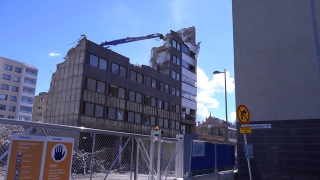 Hitachi 670 kaivinkone purkaa hotellia смотреть онлайн