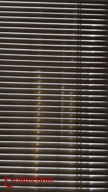 Жалюзи на окна с ламинацией в золотом дубе. Купить жалюзи на пластиковые окна в Севастополе. смотреть онлайн