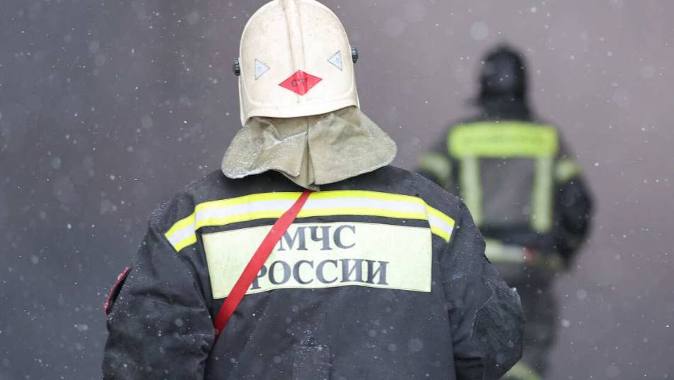 Два человека погибли при пожаре в многоквартирном доме в Челябинской области