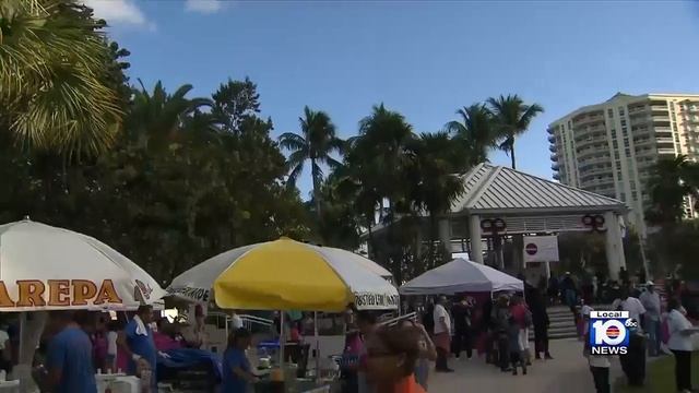 Fort Lauderdale hosts big New Year's Eve bash смотреть онлайн