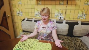 Выбираю рисунок для скатерти.  Связала образцы.