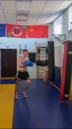 🇷🇺21 апреля 2025 года утром провели тренировку с супругой🥊
Сначала тренажёрный зал, раскидка