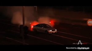 на спидометре за сотню город милкает