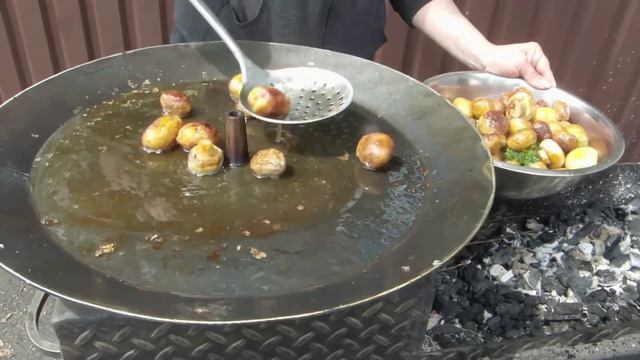 Дачний пікнічьок. Шашлик, картопля, овочевий салат смотреть онлайн