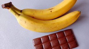 Шоколадные бананы на палочке с орехами