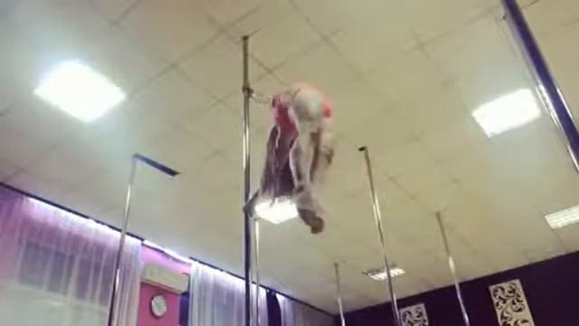 Вишневская Виктория, тренер Royal Pole Dance, выход во флаг на силе с прямыми ногами смотреть онлайн