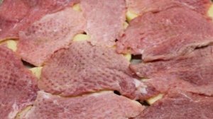 Отбивные с картофелем и сыром, приготовленные в духовке