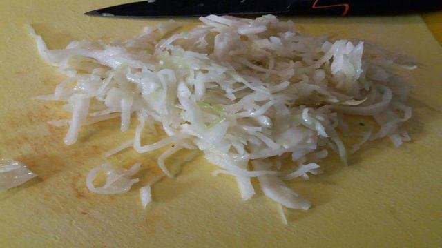 Овощной салат из свежей капусты и помидор