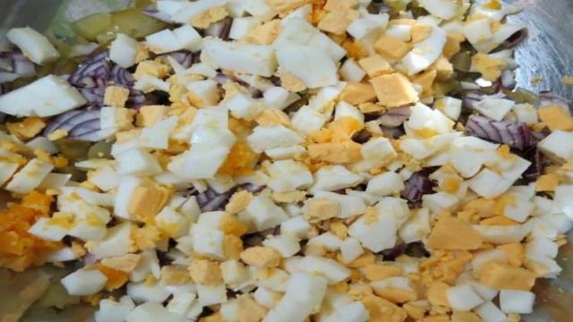 Мясной салат с куриным филе
