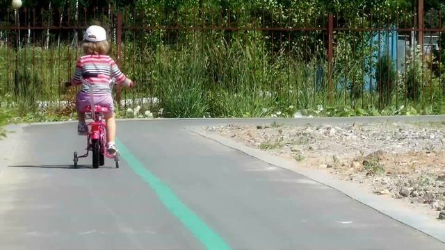 Алиса на велике