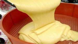 Пирог на сгущенном молоке с виноградом и кизилом