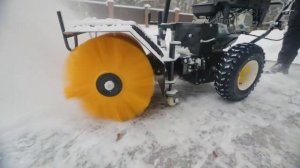 Подметальная машина снегоуборщик HUTER SGC 4100S в работе