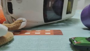 играем в маленькую детскую машинку