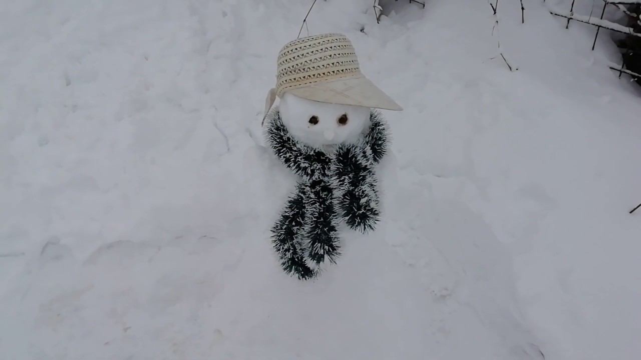А снег идёт и идёт...Мужичка слепил из того что было))) смотреть онлайн