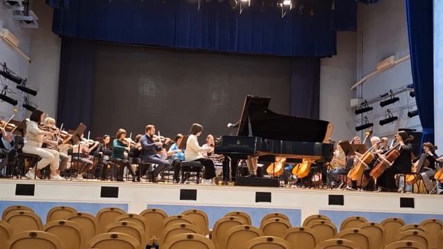 В.А. Моцарт Концерт для фортепиано с оркестром №8 (до мажор), 1 часть смотреть онлайн