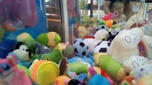 Не удалось поймать игрушку . Мила кормит голубей.