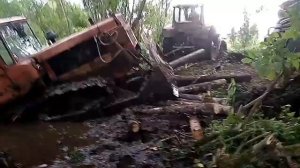 Дт-75 утопла в канаве. Два мтз 80, т-40, и мтз 52 пытаются достать дт 75