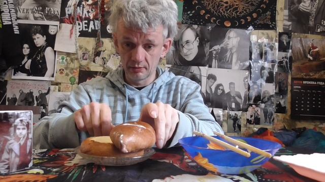 мукбанк напиток шиповник картофель отварной с чесноком с обжаренной колбасой пирожок с вишней и ватр