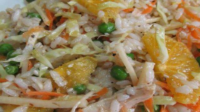 Салат из риса с овощами и апельсином