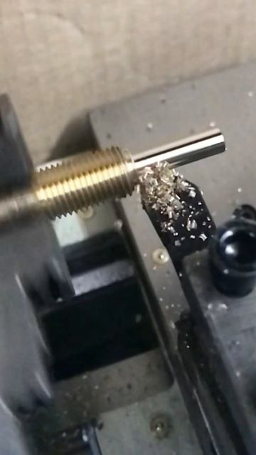 Замедленное видео полета бронзовой стружки на токарном станке. смотреть онлайн