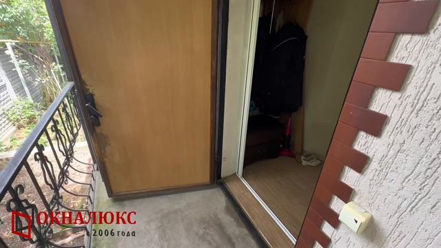 Установленная в проем входной железной двери москитную сетку плиссе с полотном антикот. Окналюкс