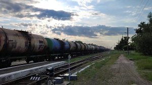 2ТЭ10М-2736 С ГРУЗОВЫМ ПОЕЗДОМ МЧИТ С КАРАСУКА В КУПИНО МИМО СТАНЦИИ БАГАН