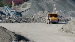 Разгрузка карьерного самосвала - БелАЗ 7540