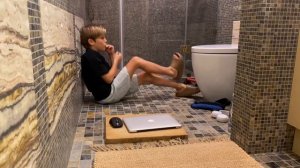 Заперли в Тубзике за 1000$