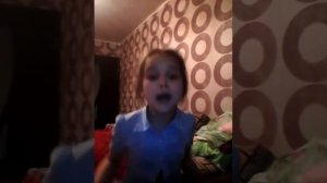 Одни дома страшно кто то стучится в в дверь