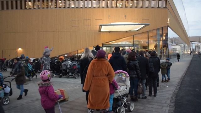 Queueing up for the opening of the Oodi Library! смотреть онлайн
