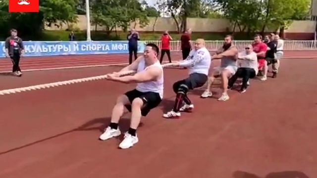 Перетягивание каната. Команда Ново-Переделкино на соревнованиях в спортивном комплексе Спартак.