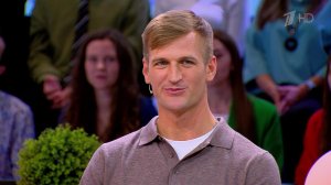 На двух стульях: жених в "Давай поженимся!" начал флиртовать с подругой гостьи