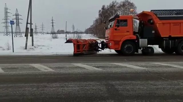 Очистка покрытия из асфальтобетона от снега.