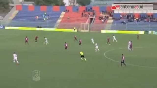 TG 17.11.14 Crotone-Bari 3-0. Esonerato il tecnico biancorosso Davis Mangia смотреть онлайн