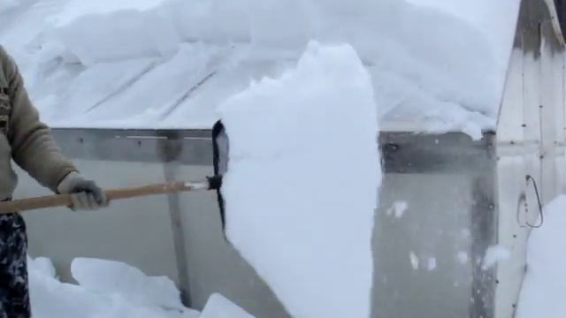 Очистка теплицы от снега