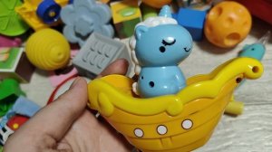 играем в игрушки в детской комнате