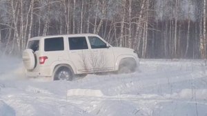 Уаз Патриот автомат дрифт в поле снежном