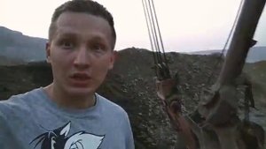 Машинист экскаватора закрывает спичечный коробок ковшом