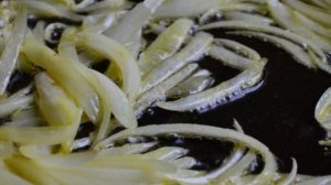 Куриная печень с луком и грибами